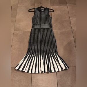 EXPRESS S Sleeveless Black and White Patterned Knit Midi Dress